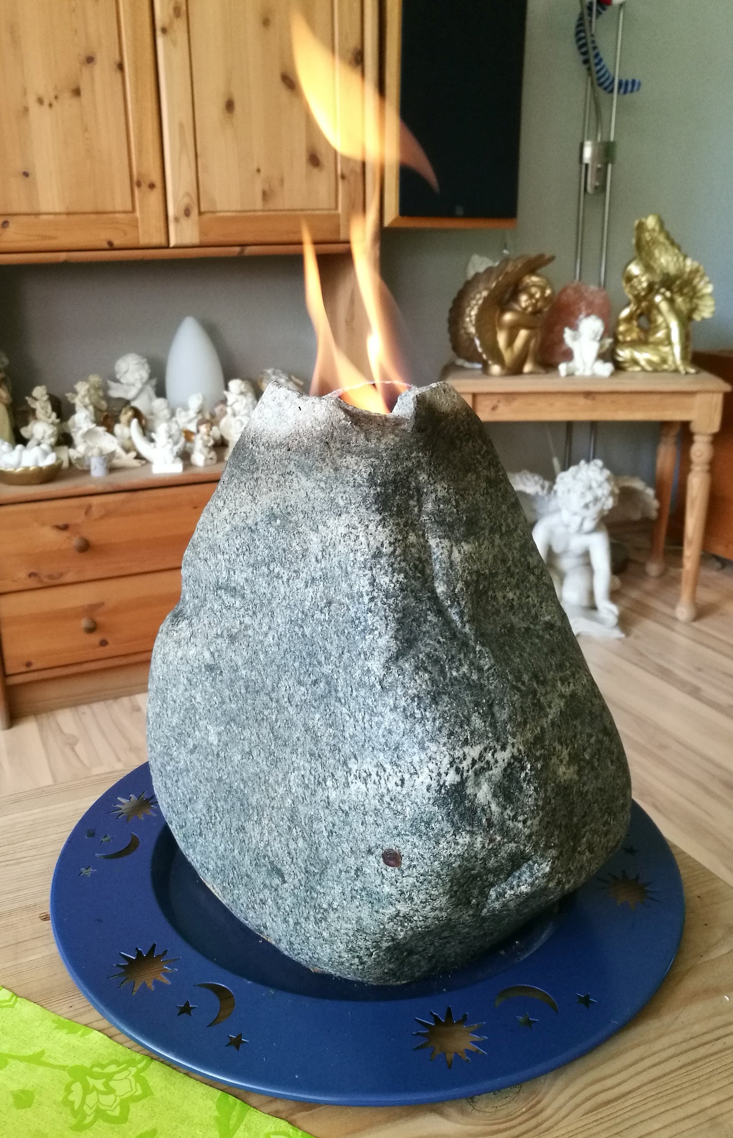 Natursteinkamine >> Brennende Steine als Tisch- oder Bodenkamin